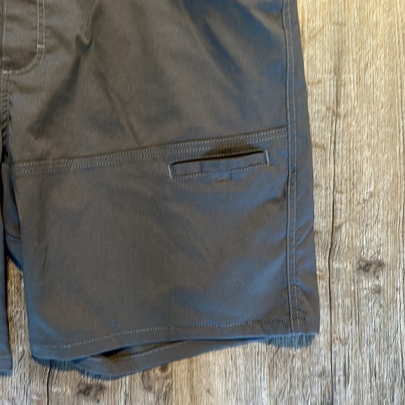 WRANGLER UTILITY HYBRID SHORTS  (SIZE 42) - Picture 4 of 9